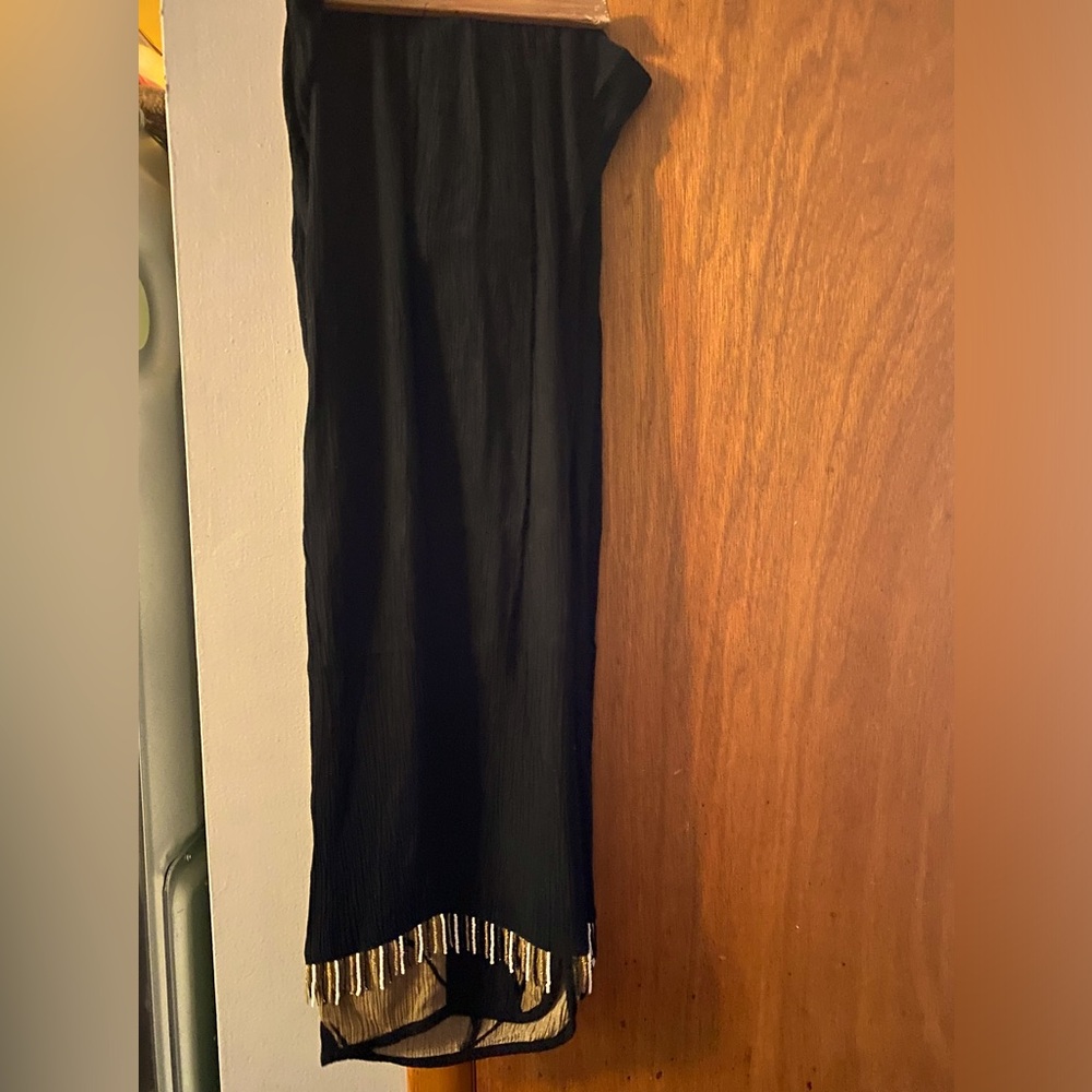 Size M capri. Part of 5 piece set blck with tan and pattern around leg bottom
